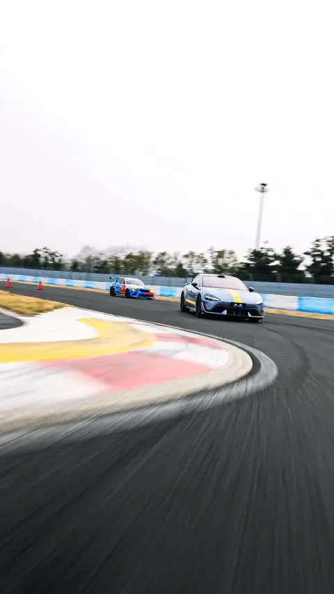 30年赛道老炮儿：郑州雨战保命指南！油门踩得狠，更要踩得准！